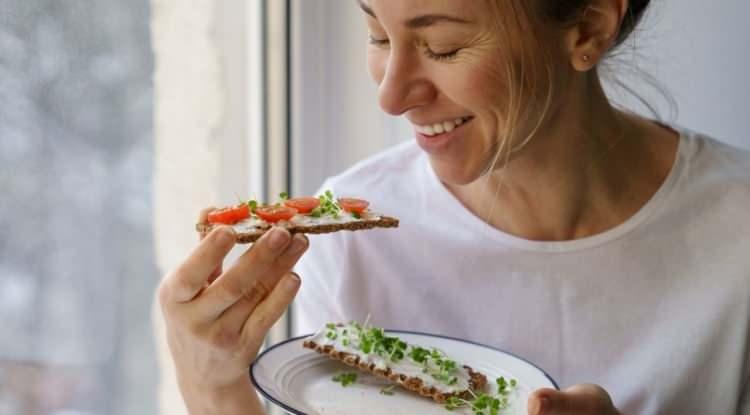 <p><strong>Hafızayı g&uuml;&ccedil;lendirmek ve zihinsel berraklığı kazanmak i&ccedil;in bir&ccedil;ok y&ouml;nteme başvurmayı tercih etsek de asıl sır mutfakta gizli. Beynimiz yalnızca d&uuml;ş&uuml;ncelerle değil, soframızdaki besinlerin g&uuml;c&uuml;nden de &ouml;nemli &ouml;l&ccedil;&uuml;de etkileniyor.</strong></p>
