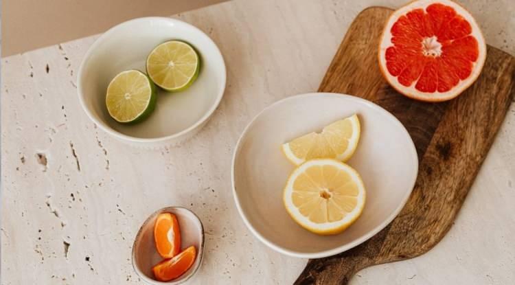 <p><strong>G&uuml;&ccedil;l&uuml; antioksidan &ouml;zelliklere sahip, kalp sağlığını destekleyen ve iltihaplanmayı azaltan flavonoid a&ccedil;ısından zengin besinlerin başında koyu renkli meyveler (yaban mersini gibi), kakao/bitter &ccedil;ikolata, yeşil/siyah &ccedil;ay, soğan, brokoli, lahana ve narenciye yer alıyor.</strong></p>
