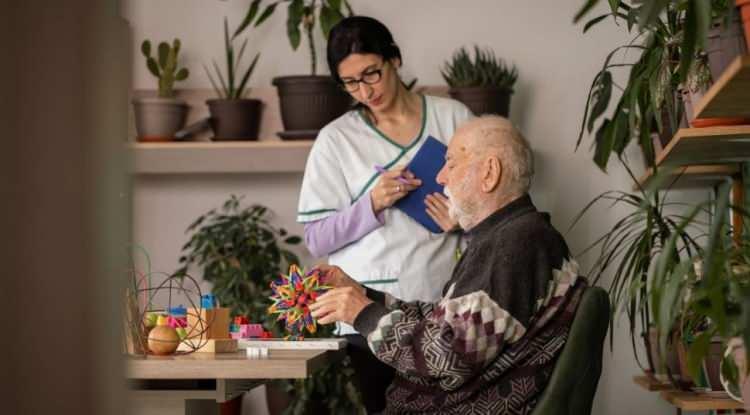 <p><span style="color:#FF0000"><strong>FLAVONOİD ZENGİNİ BESİNLER DEMANS RİSKİNİ AZALTIYOR</strong></span></p>

<p><strong>2022 yılında Neurology dergisinde yayımlanan bir &ccedil;alışma, flavonoid a&ccedil;ısından zengin gıdaların artırılmasının demans riskini azalttığını ortaya koydu.&nbsp;</strong></p>
