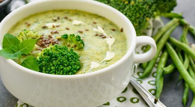 <p><strong>Beyin h&uuml;crelerindeki yağlı maddelerin (sfingolipidler) yapımını destekleyerek hafıza performansını artıran brokoli, aynı zamanda i&ccedil;eriğindeki antioksidanlar sayesinde beyin yaşlanmasını geciktirir.</strong></p>
