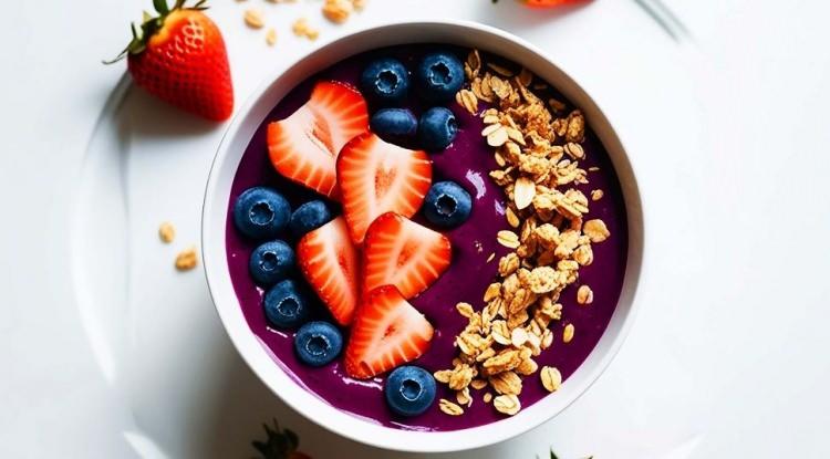 <p><strong>Aynı şekilde yaban mersini gibi koyu renkli meyveler, flavonoid i&ccedil;eriği sayesinde beyni koruyarak sinir esnekliğini ve beyin kan akışını artırır.</strong></p>
