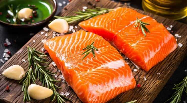 <p><span style="color:#FF0000"><strong>BEYNİN YAPI TAŞI OMEGA-3 İ&Ccedil;EREN YAĞLI BALIKLARA YER A&Ccedil;IN</strong></span></p>

<p><strong>Beyin sağlığı i&ccedil;in olmazsa olmaz besinlerden bir diğeri ise Omega-3 zengini gıdalarda saklı. Somon, sardalya ve uskumru gibi soğuk denizlerin yağlı balıkları, kaliteli yağ i&ccedil;erikleriyle beyin h&uuml;crelerinin zar yapısını onarır ve g&uuml;&ccedil;lendirirler.</strong></p>
