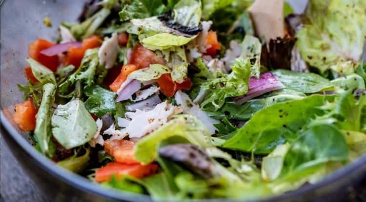 <p><span style="color:#FF0000"><strong>TABAKLARDAN EKSİK ETMEYİN: YEŞİL YAPRAKLI SEBZELER</strong></span></p>

<p><strong>Ispanak, roka, pazı, tere gibi yeşil yapraklı sebzeler, beynin sessiz ve sarsılmaz koruyucuları. İ&ccedil;erdikleri magnezyum, stresi azaltmaya ve kan basıncını dengelemeye yardımcı olan bu koyu yeşiller, i&ccedil;erdikleri y&uuml;ksek folat, K vitamini ve şifalı bitkisel bileşenler sayesinde bilişsel performansı artırır.</strong></p>
