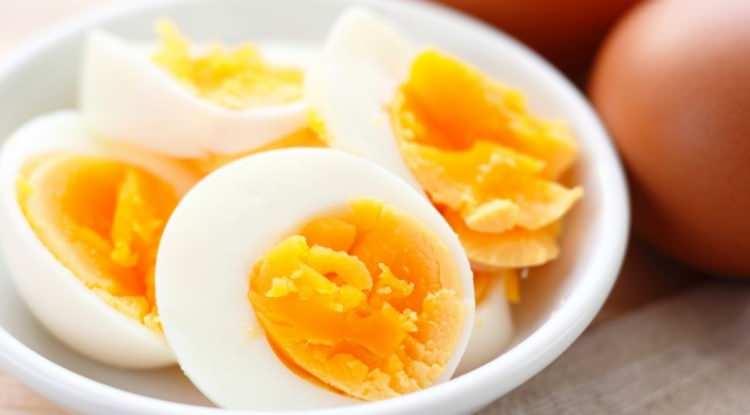 <p><span style="color:#FF0000"><strong>HAFIZANIN EN B&Uuml;Y&Uuml;K DESTEK&Ccedil;İSİ: KOLİN</strong></span></p>

<p><strong>V&uuml;cudun h&uuml;cre zarı yapısı, sinir sistemi iletişimi, yağ metabolizması i&ccedil;in hayati &ouml;nem taşıyan kolin, beyin sağlığı i&ccedil;in &ccedil;ok değerli bir etkiye sahip. V&uuml;cutta sınırlı &uuml;retilen kolin i&ccedil;eren besinlerin başında yumurta yer alıyor. &Ouml;zellikle yumurta sarısı; hafıza, dikkat ve &ouml;ğrenme i&ccedil;in gerekli olan asetilkolin adlı n&ouml;rotransmitterin &uuml;retilmesini sağlar.</strong></p>
