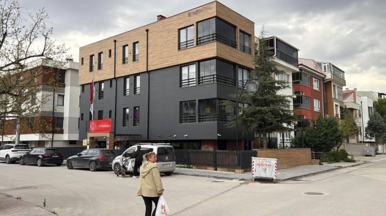 <p>Emine Pınar &Ouml;zdağ, ge&ccedil;en yıl eyl&uuml;l ayında oğlu Atlas &Ouml;zdağ&rsquo;ı kreşe yazdırdı. Yaklaşık 6 ay burada &ouml;ğrenim g&ouml;ren Atlas, kurum tarafından iddiaya g&ouml;re bir a&ccedil;ıklama yapılmadan kreşten &ccedil;ıkarıldı. Emine Pınar &Ouml;zdağ, oğlunun eğitim hakkının elinden alındığını belirterek itiraz etti.</p>

<p>&nbsp;</p>

<p>Bu s&uuml;re&ccedil;ten sonra kreşe devam eden oğlunun v&uuml;cudunda morluklar olduğunu &ouml;ne s&uuml;ren &Ouml;zdağ, Adli Tıp Kurumu&rsquo;ndan darp raporu alarak Eskişehir Cumhuriyet Başsavcılığı&rsquo;na su&ccedil; duyurusunda bulundu.</p>
