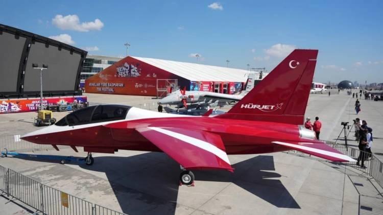 <p>H&Uuml;RJET, bu gelişmeler s&uuml;rerken ilk ihracat başarısını da İspanya ile imzalanan s&ouml;zleşmeyle yakaladı. H&Uuml;RJET'in 2027'de T&uuml;rkiye'de, 2028'de İspanya'da g&ouml;reve başlaması planlanıyor.</p>
