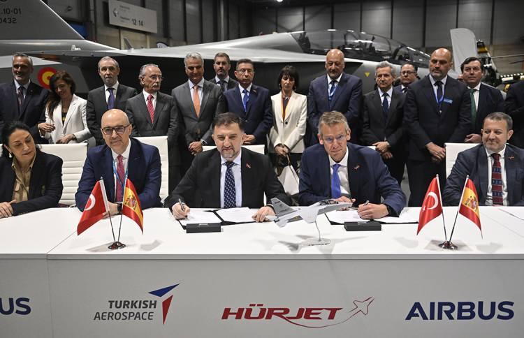 <p>HAVELSAN, sahip olduğu kabiliyetlerle H&Uuml;RJET'in etkin şekilde g&ouml;reve başlaması ve kullanılması i&ccedil;in &ccedil;alışmalar y&uuml;r&uuml;t&uuml;yor. Şirket, H&Uuml;RJET i&ccedil;in geliştirdiği tam g&ouml;rev ve u&ccedil;uş eğitim sim&uuml;lat&ouml;r&uuml;n&uuml; teslimatlara hazır hale getirmek i&ccedil;in yoğun &ccedil;alışma y&uuml;r&uuml;t&uuml;yor. Bu yıl T&uuml;rk Hava Kuvvetleri i&ccedil;in hazır hale getirilecek sim&uuml;lat&ouml;r, H&Uuml;RJET ile beraber İspanya'ya ihra&ccedil; edilecek.</p>
