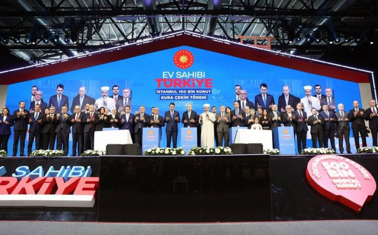 <p><span style="color:#B22222"><strong>İSTANBUL İÇİN 100 BİN KONUT ÇEKİLİŞİ BAŞLADI</strong></span></p>

<p> </p>

<p>İstanbul’da 100 bin sosyal konut için beklenen büyük kura maratonu Cumhurbaşkanı Erdoğan'ın katılımıyla bugün saat 14.00’te başladı.</p>

<p> </p>

<p><strong>Noter huzurunda gerçekleştirilen çekilişle, <span style="color:#B22222">megakentte binlerce ailenin ev sahibi olma hayali gerçeğe dönüşüyor.</span></strong></p>
