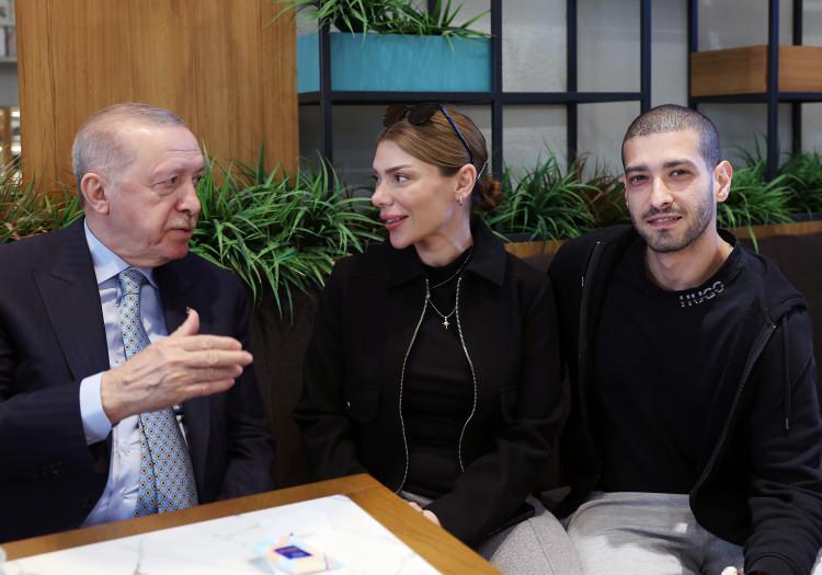 <p>Cumhurbaşkanı Erdoğan, Atat&uuml;rk Havalimanı Millet Bah&ccedil;esi'nde d&uuml;zenlenen "Ev Sahibi T&uuml;rkiye" İstanbul Kura &Ccedil;ekim T&ouml;reni'nin ardından Beyoğlu'nda bir kafeyi ziyaret etti.</p>
