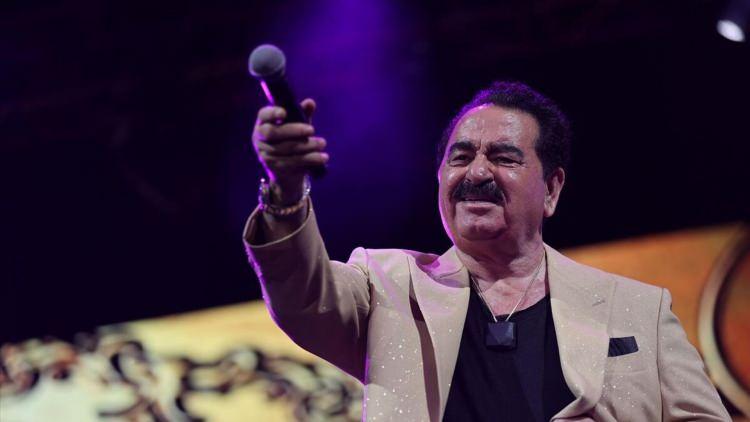 <p><span style="color:#FF0000"><strong>FENERBAH&Ccedil;E İ&Ccedil;İN TEMPO TUTARAK TEZAH&Uuml;RAT YAPTI</strong></span></p>

<p><strong>Coşkulu halleri g&ouml;zlerden ka&ccedil;mayan Tatlıses, tahmininin ardından ''Fener... Fener... Yener...'' şeklinde tempo tutarak tezah&uuml;rat da yaptı. O anlar, sosyal medyada kısa s&uuml;rede viral oldu.</strong></p>
