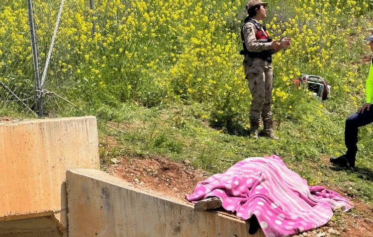 <p><span style="color:rgb(51, 51, 51)">Olay giden jandarma ekipleri, asılı &ccedil;ocuğu bulunduğu yerden indirdi. Olay yerindeki sağlık ekipleri yaptıkları incelemede &ccedil;ocuğun hayatını kaybettiğini belirledi.</span></p>
