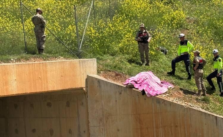 <p><span style="color:rgb(51, 51, 51)">Olay yerine gelen &ccedil;ocuğun yakınları, g&ouml;zyaşlarına boğuldu. Yakınları, &ccedil;ocuğun 2 g&uuml;n &ouml;nce kızarak evden ayrıldığını ve bir daha d&ouml;nmediğini iddia etti.</span><br />
<span style="color:rgb(51, 51, 51)">Olayla ilgili soruşturma devam ediyor.</span></p>
