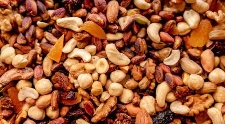 <p><strong>Beslenme uzmanları tarafından koruyucu tıbbın merkezine yerleştirilen kuruyemişler, sadece birer atıştırmalık değil; i&ccedil;erdiği vitaminler, mineraller, proteinler ve sağlıklı yağ asitleriyle nadir gıda grupları arasına adını yazdırıyor. G&uuml;nde sadece bir avu&ccedil; t&uuml;ketildiğinde dahi 'doğal hap' g&ouml;revi &uuml;stlenen bu eşsiz lezzetler arasında bir tanesi adeta "damar temizleyici" g&ouml;revi &uuml;stleniyor.</strong></p>
