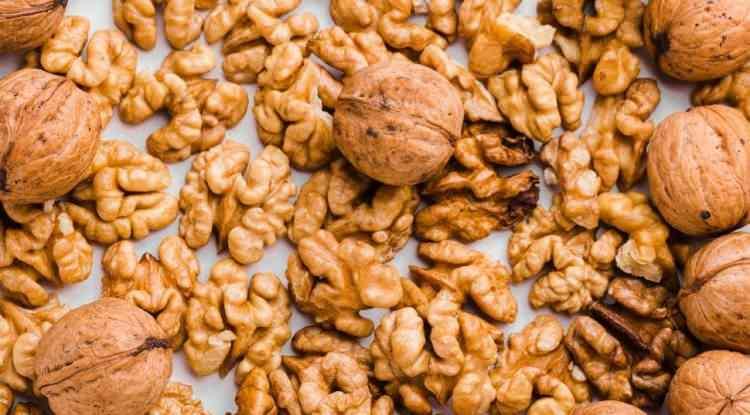 <p><span style="color:#FF0000"><strong>K&Ouml;T&Uuml; KOLESTEROL&Uuml;N D&Uuml;Ş&Uuml;R&Uuml;LMESİNDE ETKİLİ</strong></span></p>

<p><strong>Amerikan Kalp Derneği ve uluslararası sağlık kuruluşları tarafından paylaşılan verilere g&ouml;re; ceviz, diğer kuruyemişlerin aksine y&uuml;ksek oranda &ccedil;oklu doymamış yağ asitleri i&ccedil;eriyor ve bu da 'k&ouml;t&uuml; kolesterol' olarak tanımlanan LDL seviyesinin d&uuml;ş&uuml;r&uuml;lmesinde olduk&ccedil;a etkili.</strong></p>
