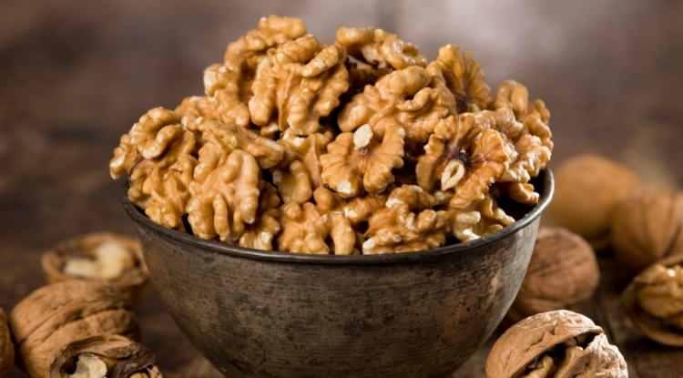 <p><strong>Diğer kuruyemişlere oranla daha y&uuml;ksek antioksidan seviyesine sahip olan ceviz, v&uuml;cuttaki serbest radikallerle savaşarak h&uuml;crelerin korunmasını sağlar.</strong></p>
