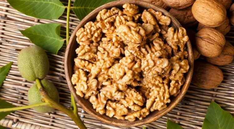 <p><strong>Uzmanlar cevizden maksimum verim almak i&ccedil;in &ccedil;iğ ve tuzsuz olarak t&uuml;ketilmesini &ouml;zellikle tavsiye ediyor. G&uuml;nl&uuml;k 28-30 gram yani yaklaşık 3 veya 4 tam ceviz t&uuml;ketimi bu a&ccedil;ıdan olduk&ccedil;a faydalıdır.</strong></p>
