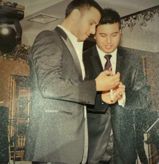 <div>CENAZEDE G&Ouml;ZYAŞLARI SEL OLMUŞTU</div>

<div>Sel&ccedil;uk Tektaş, tedavi g&ouml;rd&uuml;ğ&uuml; hastanede yaşamını yitirdikten sonra Teşvikiye Camii&rsquo;nde kılınan cenaze namazıyla son yolculuğuna uğurlanmıştı. Alişan, kardeşini g&ouml;zyaşları i&ccedil;inde defnederken yaşadığı acıyla uzun s&uuml;re g&uuml;ndeme gelmişti. &Uuml;nl&uuml; isim, kaybın ardından uzun s&uuml;re toparlanamadığını sık sık dile getirmişti.</div>
