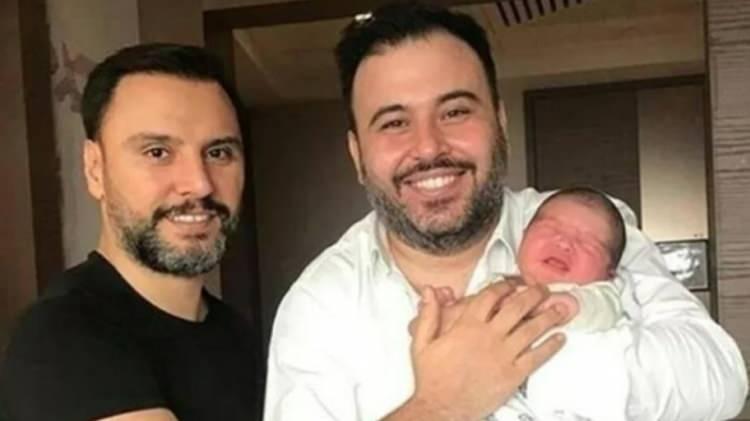 <p>O s&uuml;reci unutamadığını belirten sanat&ccedil;ı, &ldquo;G&ouml;remedim ama kalp masajı yapılırken doktorlarla o koridordaki bağırışlar &ccedil;ağırışlar... Bir ay makineye bağlı kaldığı i&ccedil;in hi&ccedil; konuşamadık. Doktorlara sordum, &ouml;ld&uuml;ğ&uuml;n&uuml; anladı mı diye. &Ouml;ld&uuml;ğ&uuml;n&uuml; bile anlamadan vefat etti. Hi&ccedil;bir şey konuşamadık. B&ouml;yle bir şeyi kimse beklemiyordu&rdquo; s&ouml;zleriyle yaşadığı b&uuml;y&uuml;k acıyı paylaştı.</p>
