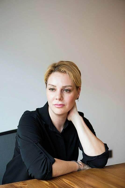 <p><span style="color:#FF0000"><strong>BESTE A&Ccedil;AR ETEĞİNDEKİ TAŞLARI D&Ouml;KT&Uuml;</strong></span></p>

<p><strong>Yaşananların ardından b&uuml;y&uuml;k bir &ouml;fke duyan Beste A&ccedil;ar, konuya ilişkin dikkat &ccedil;eken a&ccedil;ıklamalarda bulundu. "Aslında uzun zamandır g&uuml;ndemde olan, benim de sıklıkla ifade etmeye &ccedil;alıştığım ancak s&uuml;re&ccedil; biraz yavaş ilerlediği i&ccedil;in ben de T&uuml;rkiye'de değil ve başka bir &uuml;lkede yaşadığım i&ccedil;in d&ouml;nd&uuml;m ve avukatımla beraber hızlandırarak bu işi, olması gereken olacak diye d&uuml;ş&uuml;n&uuml;yorum." diyen Beste A&ccedil;ar, ş&ouml;yle konuştu:</strong></p>

<p><strong>"Babamın vefatından sonra, bilirsiniz ki sanat&ccedil;ıların bağlı oldukları belli meslek birlikleri vardır. Eğer bir besteci ve s&ouml;z yazarıysanız iki tane vardır, birini se&ccedil;ersiniz.&nbsp;</strong></p>
