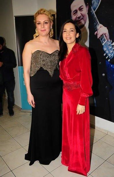 <p><span style="color:#FF0000"><strong>"SAHTE İMZALARLA DEVİR S&Ouml;ZLEŞMESİ" İDDİASI ORTALIĞI KARIŞTIRDI</strong></span></p>

<p><strong>Avukatı Onur Yağışan aracılığıyla Gaziosmanpaşa Cumhuriyet Başsavcılığına su&ccedil; duyurusunda bulunan Beste A&ccedil;ar, dilek&ccedil;esinde dikkat &ccedil;eken iddialarda bulundu. Ş&uuml;pheliler hakkında tutuklama tedbiri uygulanması talebinde bulunan Beste A&ccedil;ar'ın su&ccedil; duyurusu dilek&ccedil;esinde şu ifadelere yer verildi:</strong></p>

<p><strong>"&Ouml;ncelikle m&uuml;vekkilin babası adına sahte imzalarla d&uuml;zenlenen bu devir s&ouml;zleşmesinin aslının T&uuml;rkiye Musiki Eseri Sahipleri Meslek Birliği (MESAM) Kurumunda olmadığından usule ve yasaya a&ccedil;ık&ccedil;a aykırı olan ve yok h&uuml;km&uuml;nde olması gereken bu devir s&ouml;zleşmesinin hukuken de yokluk h&uuml;km&uuml; kazanılması i&ccedil;in MESAM'a gerekli işlemlerin başlatılması i&ccedil;in birlikte hukuki olarak usule ve yasaya g&ouml;re yokluk olan bu s&ouml;zleşmeye işlem yapan memur ve personeller hakkında ivedilikle yasal soruşturmanın başlatılması ve su&ccedil;u işleyen, ortak olan MESAM personelleri hakkında kamu davası a&ccedil;ılması gerekmektedir.&nbsp;</strong></p>
