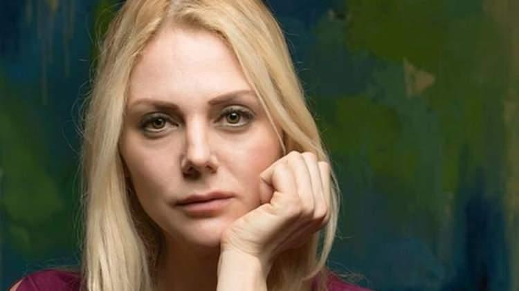 <p><strong>Ben babamın acısıyla ve o d&ouml;nem 5 kişi daha &ouml;ld&uuml; hayatımda. Babamın ailesi teker teker gitti. &Ouml;nce babaannem, bir ay sonra babam, bir ay sonra dedem, arada halam, sonra dayım derken, ben onların acısıyla m&uuml;cadele edip kendi i&ccedil;imde bunları hazmetmeye &ccedil;alışırken onların hedefleri ve ama&ccedil;ları ne yazık ki bambaşka yerlerdeymiş. Rapor elimizde. İmzalar incelendi. 'Kayahan'ın elinden değildir' raporu var. İsmini s&ouml;ylemek artık asla istemiyorum, ağzıma almayacağım. &Ouml;nce herkesi Allah'a havale ettim, sonra T&uuml;rk mahkemelerine, savcılarına, hakimlerine ve avukatıma g&uuml;venim sonsuz"</strong></p>
