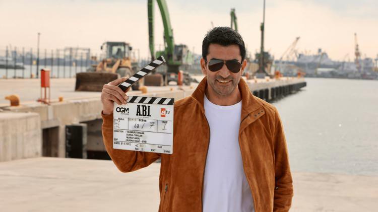 <p><strong>İmirzalıoğlu'na yaş&ccedil;a b&uuml;y&uuml;klerin de abi dediğini ifade eden Tuzcu, artık bu hitap şeklinin &uuml;nl&uuml; oyuncunun camiadaki mahlası haline geldiğini s&ouml;yledi.</strong></p>
