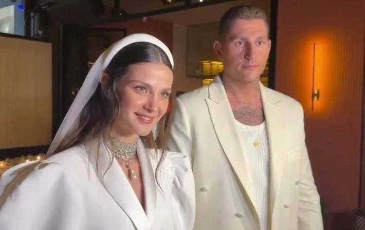 <p><strong>S&uuml;rpriz evliliğiyle uzun s&uuml;re konuşulan Helvacıoğlu, kısa bir s&uuml;re sonra bebek m&uuml;jdesini hayranlarıyla paylaştı.</strong></p>
