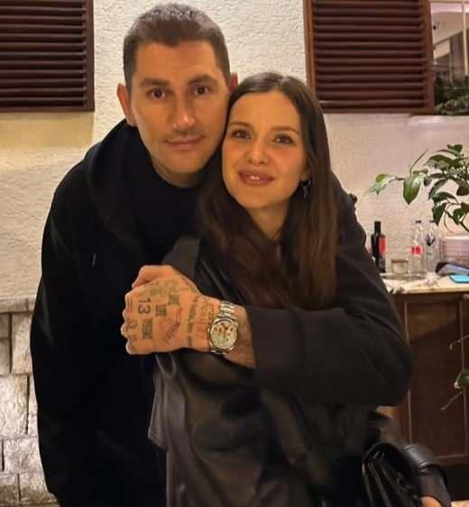 <p><strong>Bir s&uuml;redir evliliklerinde sorun olduğu konuşulan &uuml;nl&uuml; &ccedil;ift, &ouml;nceki g&uuml;nlerde anlaşmalı olarak boşandı.</strong></p>
