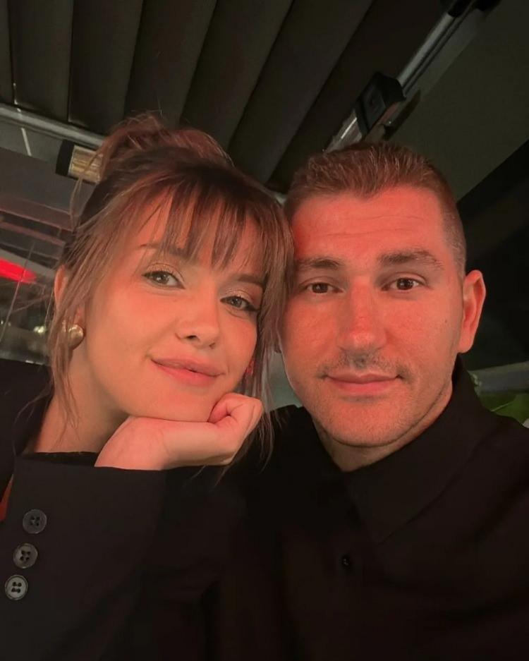 <p><span style="color:#FF0000"><strong>ŞOKE EDEN PROTOKOLLE EVLİLİKLERİNİ NOKTALADILAR</strong></span></p>

<p><strong>Magazin d&uuml;nyasını sarsan bir protokolle sona eren evlilikte 6 aylık kızları Sora'nın velayetini alan Helvacıoğlu'nun, nafaka ve tazminat talebinden vazge&ccedil;mesi karşılığında kızına kendi soyadını vereceği &ouml;ğrenildi.&nbsp;</strong></p>
