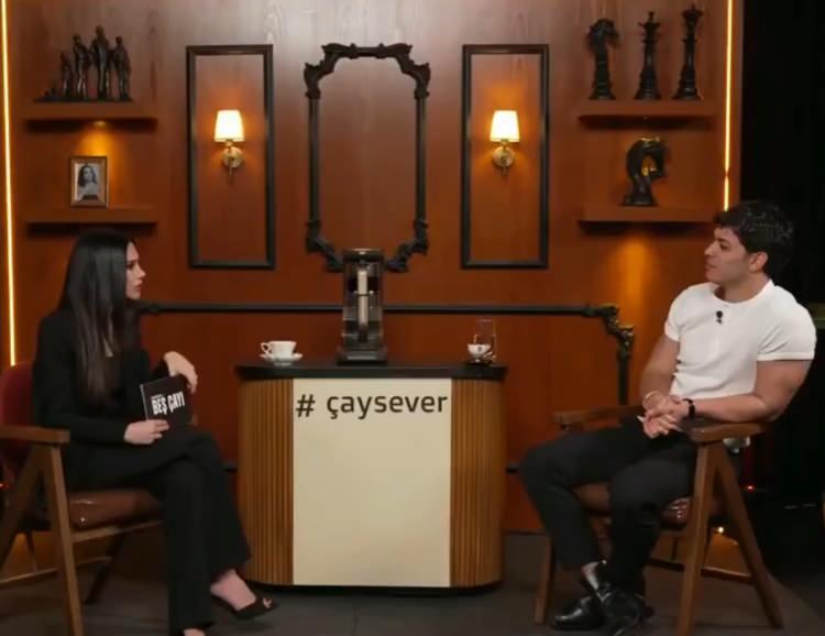 <p><strong>Daha &ouml;nce &ouml;zel hayatı ve eltisiyle yaşadığı gerginlik iddialarıyla g&uuml;ndeme gelen&nbsp;<span style="color:#4B0082"><em>Aslıhan Doğan Turan'ın&nbsp;</em></span>eşi <em><span style="color:#4B0082">Arda Turan</span></em> hakkında yaptığı a&ccedil;ıklama sosyal medyada ses getirdi.</strong></p>
