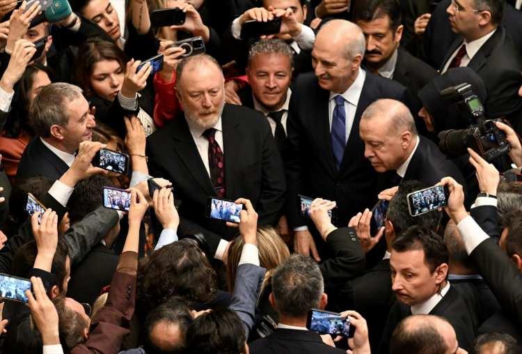 <p>TBMM Başkanı Kurtulmuş ile T&ouml;ren Salonu'nun yanında bulunan Mermerli Salon'a ge&ccedil;en Erdoğan, burada Cumhurbaşkanı Yardımcısı Cevdet Yılmaz, kabine &uuml;yeleri ve bazı davetlilerle bir s&uuml;re sohbet etti.</p>
