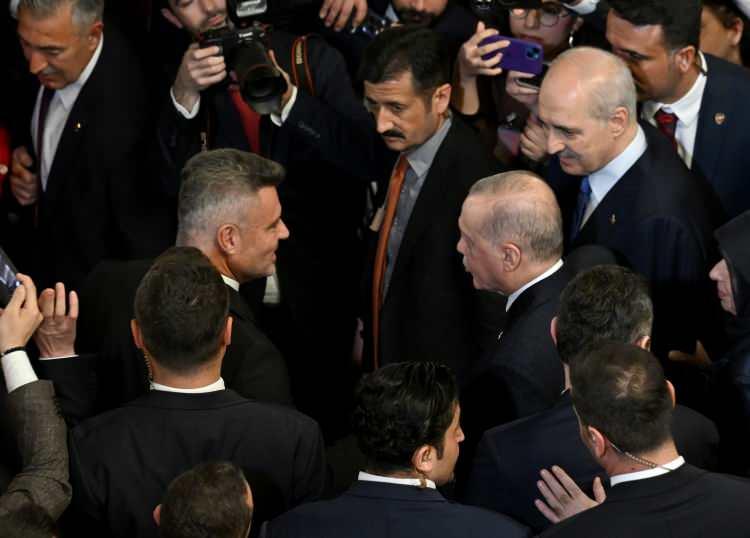 <p>DEM Parti Eş Genel Başkanı Tuncer Bakırhan, TBMM Başkanvekili Pervin Buldan ve DEM Partililerle g&ouml;r&uuml;şen Erdoğan, Fenerbah&ccedil;e Kul&uuml;b&uuml; Başkanı Sadettin Saran ve diğer davetlilerle de selamlaştı.</p>
