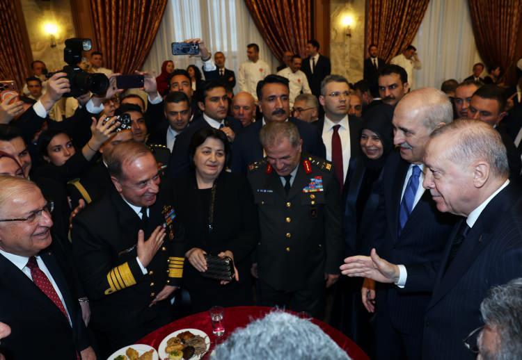 <p>Erdoğan, başka bir basın mensubunun,&nbsp;<strong>"Ter&ouml;rs&uuml;z T&uuml;rkiye s&uuml;reci ne aşamada?"</strong>&nbsp;sorusu &uuml;zerine,&nbsp;<strong>"Gayet olumlu bir şekilde devam ediyor. Herhangi bir sıkıntı yok."</strong>&nbsp;dedi.</p>
