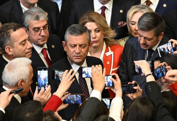 <p>Daha sonra, Kurtulmuş eşliğinde resepsiyonun ger&ccedil;ekleştirildiği T&ouml;ren Salonu'na giren Erdoğan, bir basın mensubunun, "CHP Genel Başkanı &Ouml;zg&uuml;r &Ouml;zel ile g&ouml;r&uuml;şmeyi d&uuml;ş&uuml;n&uuml;yor musunuz, bir temas olur mu?" şeklindeki sorusuna, şu yanıtı verdi:</p>

<p><strong>"Ben iktidar partisiyim, o ana muhalefet partisi. Bir defa bizim kitabımızda yok, yok. Niye g&ouml;r&uuml;şmeyelim?"</strong></p>
