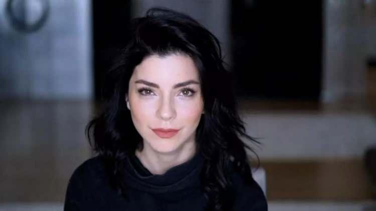 <p><strong>&Uuml;nl&uuml; oyuncu Merve Boluğur, bir etkinlik &ccedil;ıkışında basın mensuplarının sorularını yanıtladı. Aşk hakkında &ccedil;arpıcı değerlendirmelerde bulunan &uuml;nl&uuml; ismin s&ouml;ylemleri kısa s&uuml;rede sosyal medyada viral oldu.</strong></p>
