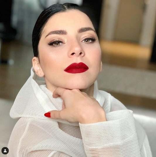 <p><span style="color:#FF0000"><strong>"HER ZAMAN HAYIRLISINI DİLİYORUM"</strong></span></p>

<p><strong>Sevilen oyuncu "Hayatta g&uuml;zel şeyler istiyorum ama aşk konusunda Allah&rsquo;tan her zaman hayırlısını diliyorum" diyerek s&ouml;zlerini tamamladı.</strong></p>
