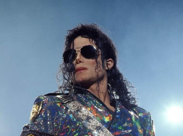 <p><strong>G&uuml;&ccedil;l&uuml; ve eşsiz sesi, g&ouml;z alıcı tarzı ve sahne performanslarıyla pop m&uuml;ziğe y&ouml;n veren Michael Jackson, 7'den 70'e geniş bir hayran kitlesine sahip. 2009 yılında yaşama g&ouml;zlerini yuman Pop'un Kralının hayatı 24 Nisan'da vizyona girecek olan "Michael" filmiyle sevenlerine unutulmaz anlar yaşatmaya hazırlanıyor.</strong></p>
