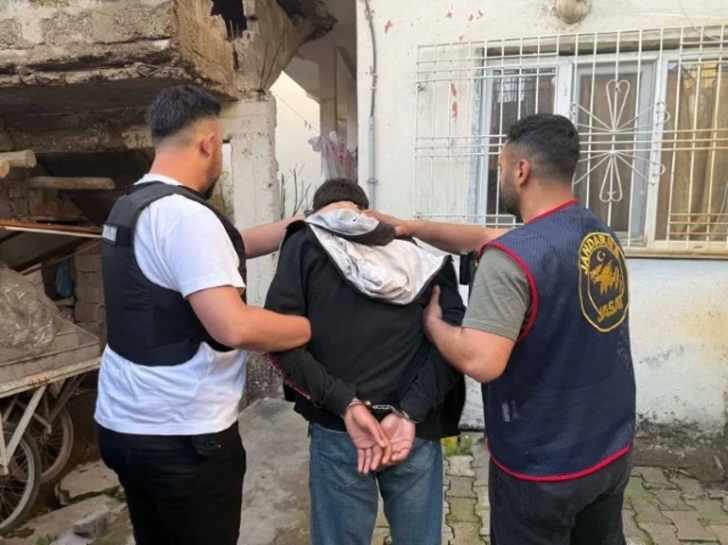 <p>G&uuml;venlik kaynaklarından edinilen bilgiye g&ouml;re, MİT koordinesinde, Siber G&uuml;venlik Başkanlığı, Jandarma Genel Komutanlığı ve Mali Su&ccedil;ları Araştırma Kurulu Başkanlığının ortak &ccedil;alışmaları sonucu, Ankara merkezli 9 ilde ger&ccedil;ekleştirilen siber su&ccedil; operasyonlarında yakalanan 12 zanlıdan 11'i tutuklandı, 1 ş&uuml;pheli ise adli kontrol şartıyla serbest bırakıldı.</p>
