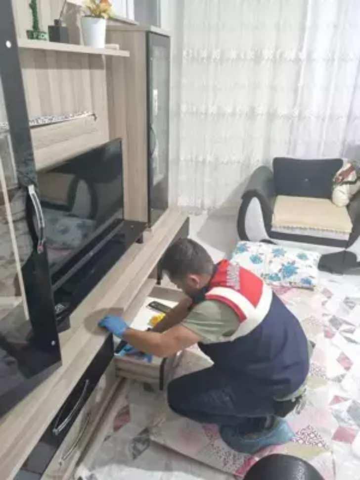 <p><strong><span style="color:rgb(178, 34, 34)">DİJİTAL ALTYAPI VE 40 FARKLI SİSTEM DEŞİFRE EDİLDİ</span></strong></p>

<p>Soruşturma kapsamında y&uuml;r&uuml;t&uuml;len teknik incelemelerde, &ouml;rg&uuml;t&uuml;n yurt i&ccedil;i ve yurt dışı bağlantılı sunucular &uuml;zerinden faaliyet y&uuml;r&uuml;tt&uuml;ğ&uuml; dijital altyapı b&uuml;y&uuml;k &ouml;l&ccedil;&uuml;de deşifre edildi.</p>
