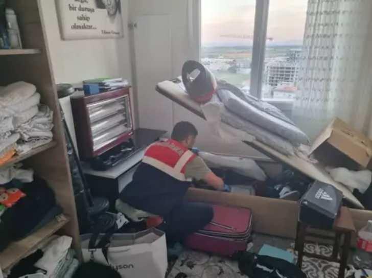 <p>Bu &ccedil;er&ccedil;evede, vatandaşların kişisel verilerinin hukuka aykırı şekilde sorgulanabildiği yaklaşık 40 farklı sistem erişime kapatıldı. Ele ge&ccedil;irilen sunucu ve veri depolama sistemleri &uuml;zerinde yapılan adli bilişim incelemelerinde &ccedil;ok sayıda veri ve kullanıcı kaydına ulaşıldı.</p>
