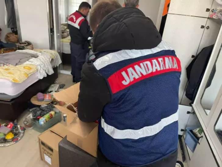 <p>Sistemlerin kaynak kodlarının, kullanıcı veri tabanlarının ve sisteme erişim sağlayan t&uuml;m kullanıcıların&nbsp;<strong>"log"</strong>&nbsp;kayıtları ele ge&ccedil;irildi. Bu materyaller &uuml;zerinde ileri teknik analiz &ccedil;alışmaları s&uuml;rd&uuml;r&uuml;l&uuml;yor.</p>

<p>Sistem kullanıcılarının kimliklerinin tek tek deşifre edilmesine y&ouml;nelik &ccedil;alışmalar devam ederken, bu kişilere y&ouml;nelik operasyonlar planlandı.</p>
