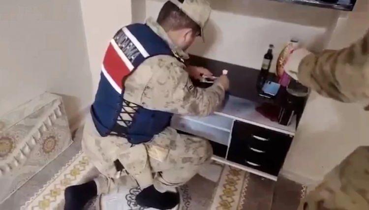 <p><strong><span style="color:rgb(178, 34, 34)">"DEVLET KURUMLARI BİZİ ASLA YAKALAYAMAZ" KİBRİ SONLARINI GETİRDİ</span></strong></p>

<p>Operasyon kapsamında Mardin'de yakalanan ve &ouml;rg&uuml;t&uuml;n elebaşı olduğu tespit edilen A.B'nin, kurduğu sistemi "bayilik modeli" ile &uuml;&ccedil;&uuml;nc&uuml; şahıslara pazarladığı ve kişisel verilerin sorgulanabildiği sistemleri ter&ouml;r &ouml;rg&uuml;tleri de dahil olmak &uuml;zere isteyen kişilere &uuml;cret karşılığında sattığı belirlendi.</p>

<p>A.B'nin bu sistemi aylık &uuml;cret karşılığında bayilik modeliyle yaygınlaştırdığı ve 30'dan fazla bayi ağı oluşturduğu tespit edildi.</p>
