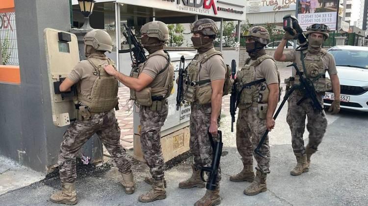 <p>Ele ge&ccedil;irilen sistemlerin "log" kayıtlarının incelenmesi sonucunda, yabancı kişiler ve ter&ouml;r &ouml;rg&uuml;tlerinin de bu verileri aktif şekilde kullandığı saptandı.</p>

<p>A.B'nin, satış yaptığı kişilere "devlet kurumlarının kendisini asla yakalayamayacağı ve tespit edilemeyeceği" y&ouml;n&uuml;nde beyanlarda bulunduğu da soruşturma dosyasına yansıdı.</p>
