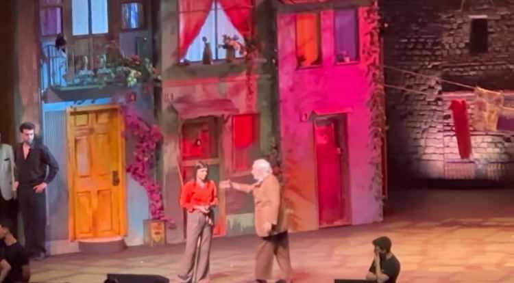 <p><strong>Y&uuml;ksek &uuml;cret &ouml;demesine rağmen bu sandalyeler nedeniyle sahneyi g&ouml;remeyen bir kadın izleyici duruma sert tepki g&ouml;sterdi.</strong></p>
