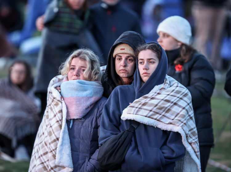 <p>Her yıl 24-25 Nisan tarihleri aralığında atalarını anmak i&ccedil;in gelen Avustralyalı ve Yeni Zelandalı binlerce kişinin uyku tulumlarıyla katıldığı &lsquo;Şafak Ayini'nde t&ouml;ren d&uuml;zenlendi. Saat 04.40&rsquo;ta başlayan t&ouml;ren, Yeni Zelanda ve Avustralya Savunma Kuvvetleri temsilcilerinin konuşmalarıyla devam etti.&nbsp;</p>
