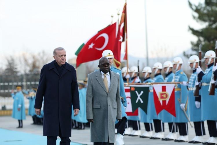 <p>S&ouml;z konusu savunma anlaşmasının, Nijerya Devlet Başkanı Bola Ahmed Tinubu'nun ocak ayında T&uuml;rkiye'ye yaptığı ziyaretin ardından gelmesi dikkat &ccedil;ekti. Bu ziyaretin, dokuz yıl aradan sonra bir Nijerya lideri tarafından T&uuml;rkiye'ye yapılan ilk resmi temas olduğu kaydedildi.</p>
