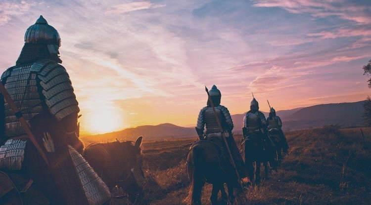 <p><span style="color:#B22222"><em><strong>Modern d&uuml;nyada kullandığımız pek &ccedil;ok hukuk kuralı, dil yapısı ve y&ouml;netim bi&ccedil;imi, İnsanlık tarihini derinden etkileyen &ccedil;ok sayıda g&uuml;&ccedil;l&uuml; imparatorluğun mirası &uuml;zerine kurulu. Farklı coğrafyalarda ve y&uuml;zyıllara yayılan bu imparatorluklar arasında 'en b&uuml;y&uuml;ğ&uuml;' hangisi? Yapay zeka destekli analizlerle hazırlanan bir liste, d&uuml;nya d&uuml;zenini k&ouml;kten değiştiren, tarihin en etkili imparatorluklarını b&uuml;y&uuml;kl&uuml;klerine g&ouml;re sıraladı.</strong></em></span></p>
