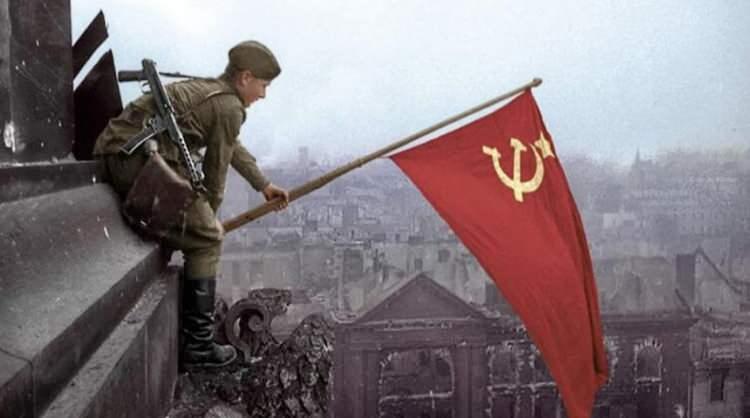 <p><span style="color:#FF0000"><strong>4. SOVYETLER BİRLİĞİ</strong></span></p>

<p><strong>20. y&uuml;zyılın s&uuml;per g&uuml;c&uuml; olarak anılan Sovyetler Birliği, 22 milyon kilometrekarelik b&uuml;y&uuml;kl&uuml;ğ&uuml;ndeki bir alana hakimiyet kurarak listenin 4'&uuml;nc&uuml; sırasında yer alıyor.</strong></p>
