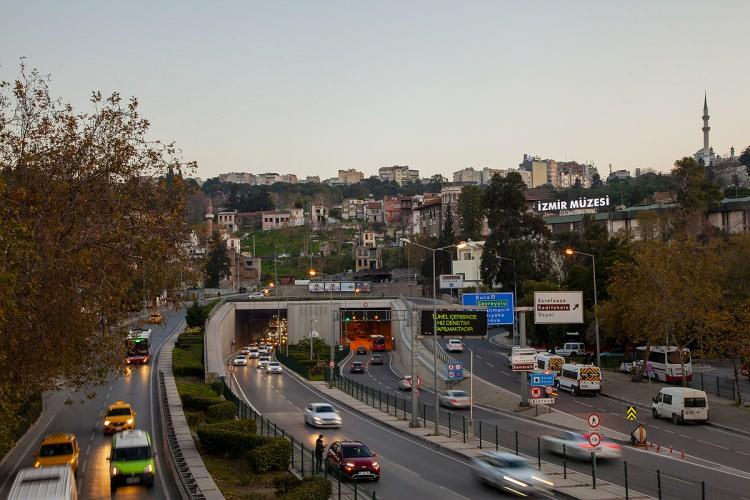 <p><span style="color:#B22222"><strong>MASRAF TABLOSU BELLİ OLDU: BAYİDEN &Ccedil;IKMAK YETMİYOR</strong></span></p>

<p>&Ouml;TV&rsquo;siz ara&ccedil; alan bir vatandaşın aracı trafiğe &ccedil;ıkarabilmesi i&ccedil;in ortalama 15 g&uuml;n s&uuml;ren bir b&uuml;rokrasi zincirini (TSE-T&Uuml;VT&Uuml;RK-Noter) tamamlaması gerekiyor. Bu s&uuml;recin 2026 yılı maliyeti 35.000 TL ile 90.000 TL arasında değişiyor:</p>
