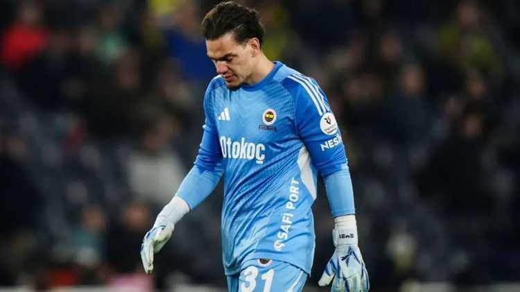 <p>* Ederson<br />
<br />
** Brezilyalı kaleci Rizespor ma&ccedil;ının son dakikasında yediği golle bardağı taşırdı. Yıllık 11 milyon euro maaş alan Brezilyalı eldiven y&uuml;ksek maliyetiyle de y&ouml;netimin elini kolunu bağlıyor.</p>
